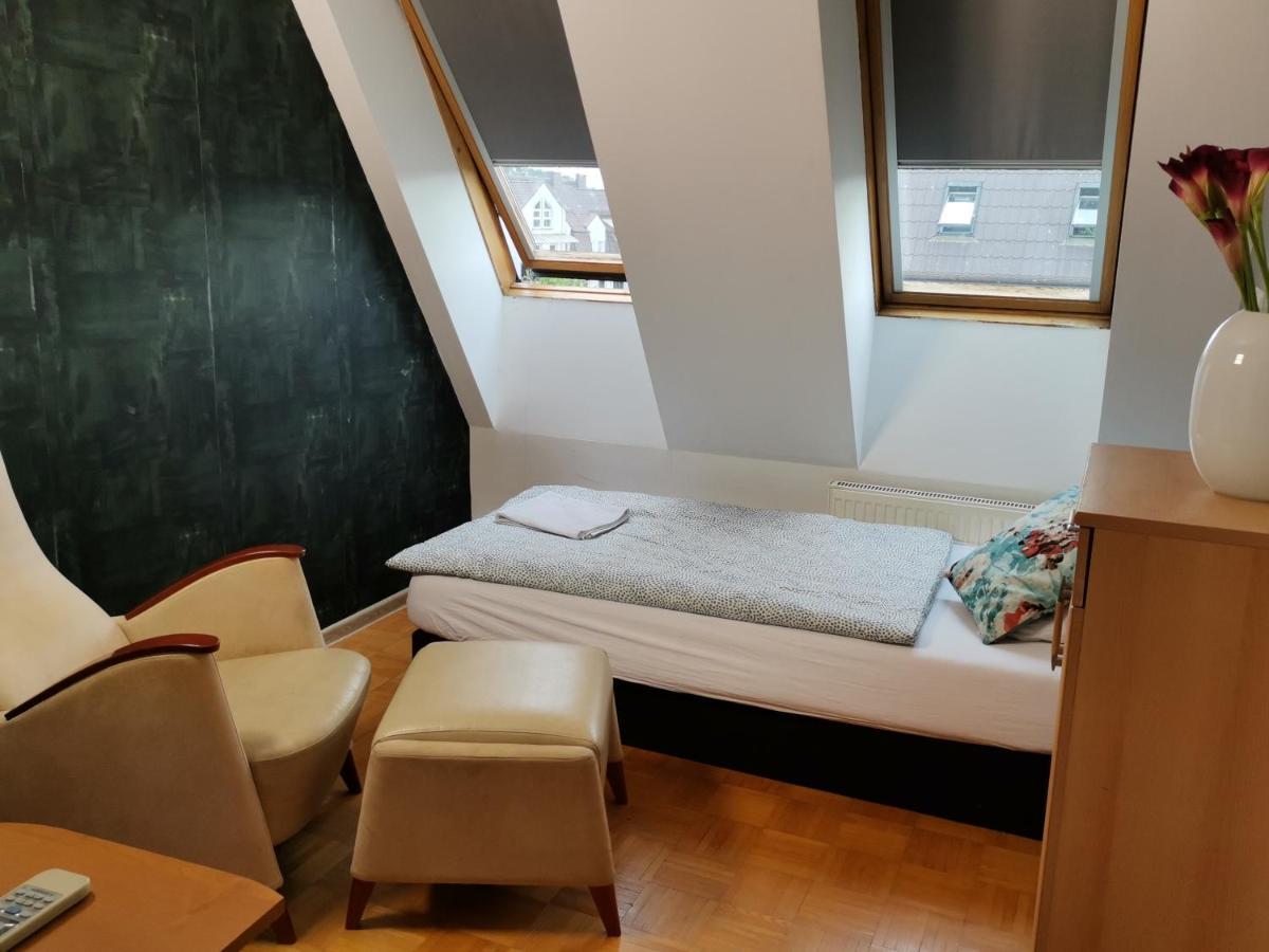 V Hostel Warszawa Exteriör bild